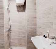 In-room Bathroom 2 Cozy Studio and Well Furnished Collins Boulevard Apartment By Travelio