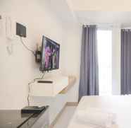 Bilik Tidur 2 Homey and Cozy Studio Room Tokyo Riverside PIK 2 Apartment By Travelio