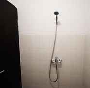 Toilet Kamar 4 Cozy Stay and Tidy Studio Apartment at Suncity Residence By Travelio