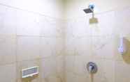 Toilet Kamar 3 Comfortable and Strategic 2BR at Braga City Walk Apertment By Travelio