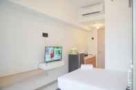 Kamar Tidur Homey and Modern Studio Tokyo Riverside PIK 2 Apartment By Travelio