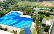 Swimming Pool 7 Modern Look Studio at Apartment Springlake Summarecon Bekasi By Travelio