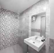 Toilet Kamar 3 Cozy and Comfort Living Studio Mataram City Apartment By Travelio