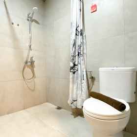 Bathroom 1 Tranquil 2BR Apartment Pollux Chadstone By Travelio, Masjid Jami' Al Husna Hotels
