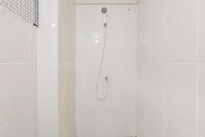 客室内バスルーム Cozy Stay Studio at M-Town Residence Apartment By Travelio