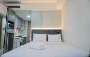 Kamar Tidur 2 Warm and Homey Studio at 28th Floor Gold Coast Apartment By Travelio