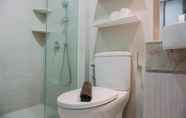 Toilet Kamar 5 Warm and Homey Studio at 28th Floor Gold Coast Apartment By Travelio