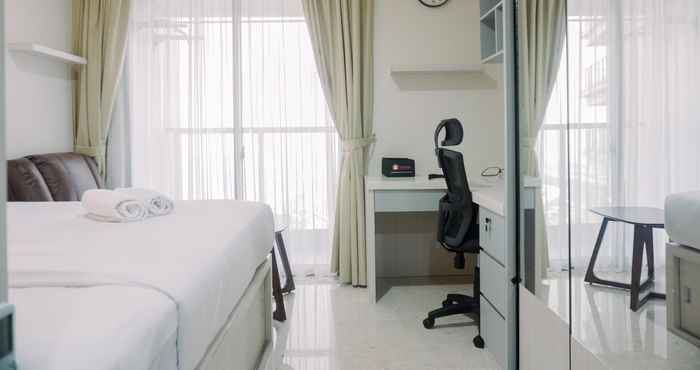 Bilik Tidur Warm and Homey Studio at 28th Floor Gold Coast Apartment By Travelio