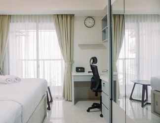 Kamar Tidur 2 Warm and Homey Studio at 28th Floor Gold Coast Apartment By Travelio