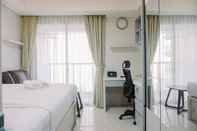 Kamar Tidur Warm and Homey Studio at 28th Floor Gold Coast Apartment By Travelio