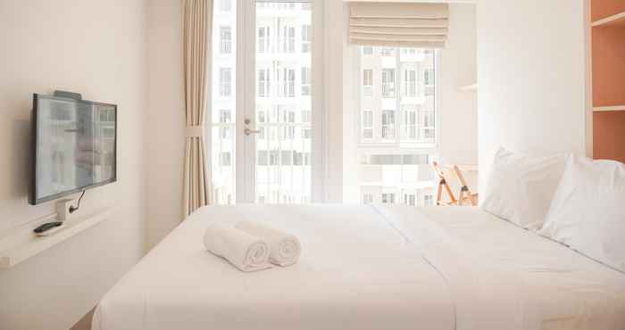 Kamar Tidur Enjoy and Comfy Studio at Tokyo Riverside PIK 2 Apartment By Travelio