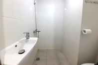 Toilet Kamar Homey and Good Choice Studio at Barsa City Apartment By Travelio