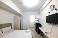 Kamar Tidur Homey and Good Choice Studio at Barsa City Apartment By Travelio