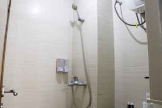 Toilet Kamar 4 Tranquil and Spacious 2BR Apartment Gateway Pasteur By Travelio