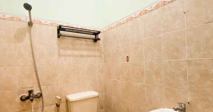 In-room Bathroom Homestay Kamar Tamu Gedongkiwo