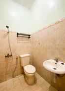 BATHROOM Homestay Kamar Tamu Gedongkiwo