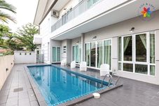 Kolam Renang Private Studio in Bungalow by LilyandLoft