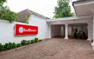 Exterior 7 RedDoorz @ Kemang Dalam