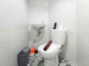 In-room Bathroom 4 Homey and Best Deal Studio Apartment Amartha View By Travelio