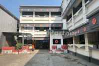 Exterior Hotel Dewi RedPartner near Gor Merdeka Jombang