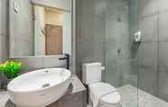 Toilet Kamar 5 Lively Hotel City Center Surabaya