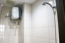 객실 내 욕실 Nice and Cozy Studio Apartment at Mekarwangi Square Cibaduyut By Travelio