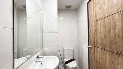 In-room Bathroom 4 Strategic Studio Room at Apartment Delft Ciputra Makassar By Travelio