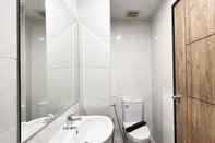 In-room Bathroom Strategic Studio Room at Apartment Delft Ciputra Makassar By Travelio