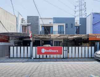 Exterior 2 RedDoorz @ Nginden Surabaya