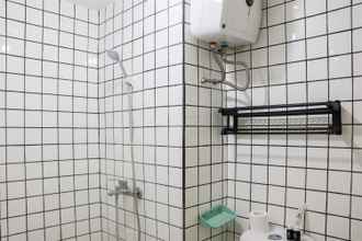 Toilet Kamar 4 Comfy and Minimalist Studio Apartment at Grand Asia Afrika By Travelio