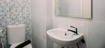 Bilik Mandi dalam Bilik 4 Comfy and Relax Studio at Tokyo Riverside PIK 2 Apartment By Travelio