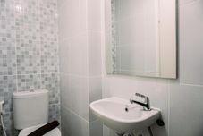Bilik Mandi dalam Bilik Comfy and Relax Studio at Tokyo Riverside PIK 2 Apartment By Travelio