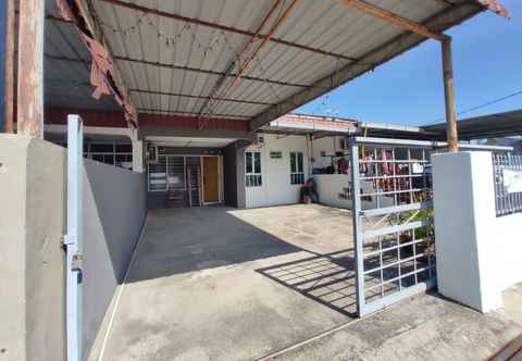 Bên ngoài Roomstay Rumah Pintu Kuning