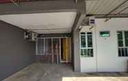 Exterior 2 Roomstay Rumah Pintu Kuning