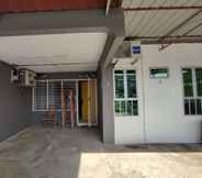 Bangunan 2 Roomstay Rumah Pintu Kuning