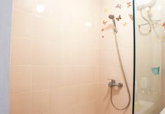 In-room Bathroom 7 Minimalist 1BR Parahyangan Residence Apartment By Travelio