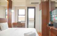 Kamar Tidur 3 Homey and Relaxing Studio Transpark Cibubur Apartment By Travelio