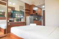 Kamar Tidur Homey and Relaxing Studio Transpark Cibubur Apartment By Travelio