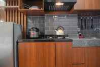 Ruang Umum Homey and Relaxing Studio Transpark Cibubur Apartment By Travelio