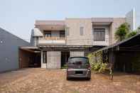 Exterior RedDoorz Plus near Kelapa Dua Kebon Jeruk