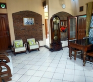 Ruang untuk Umum 2 Joglo Ayu Syariah Guest House