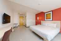 Bedroom NamRoom Hotel Glodok RedPartner