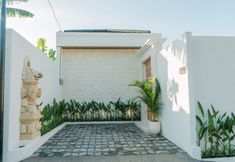 Exterior 2 Melviano Suite & Villa
