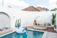 Swimming Pool Melviano Suite & Villa