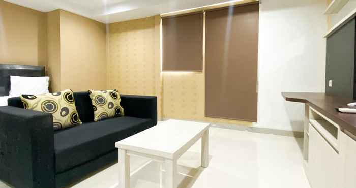 Lobi Simply Look Studio Apartment at Azalea Suites By Travelio