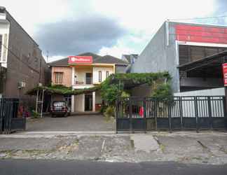 Exterior 2 RedDoorz Syariah @ Griya Hanum Condongcatur