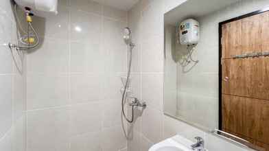 In-room Bathroom 4 Spacious 2BR at Apartment Delft Ciputra Makassar By Travelio