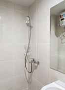 BATHROOM Spacious 2BR at Apartment Delft Ciputra Makassar By Travelio