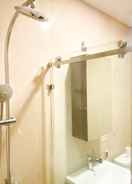 BATHROOM Comfort and Elegant 1BR Sudirman Suites Apartment By Travelio