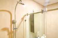 Toilet Kamar Comfort and Elegant 1BR Sudirman Suites Apartment By Travelio